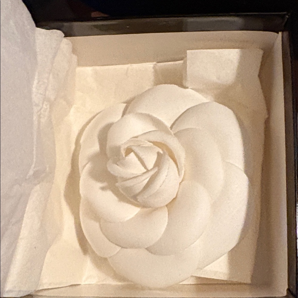 CHANEL Vintage Camilla Pin can use as a belt accent see last picture - Picture 5 of 7